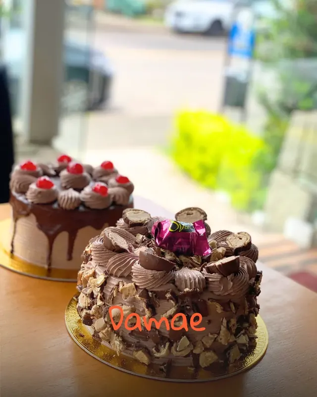 Bolo de chocolate decorado da confeitaria Damae