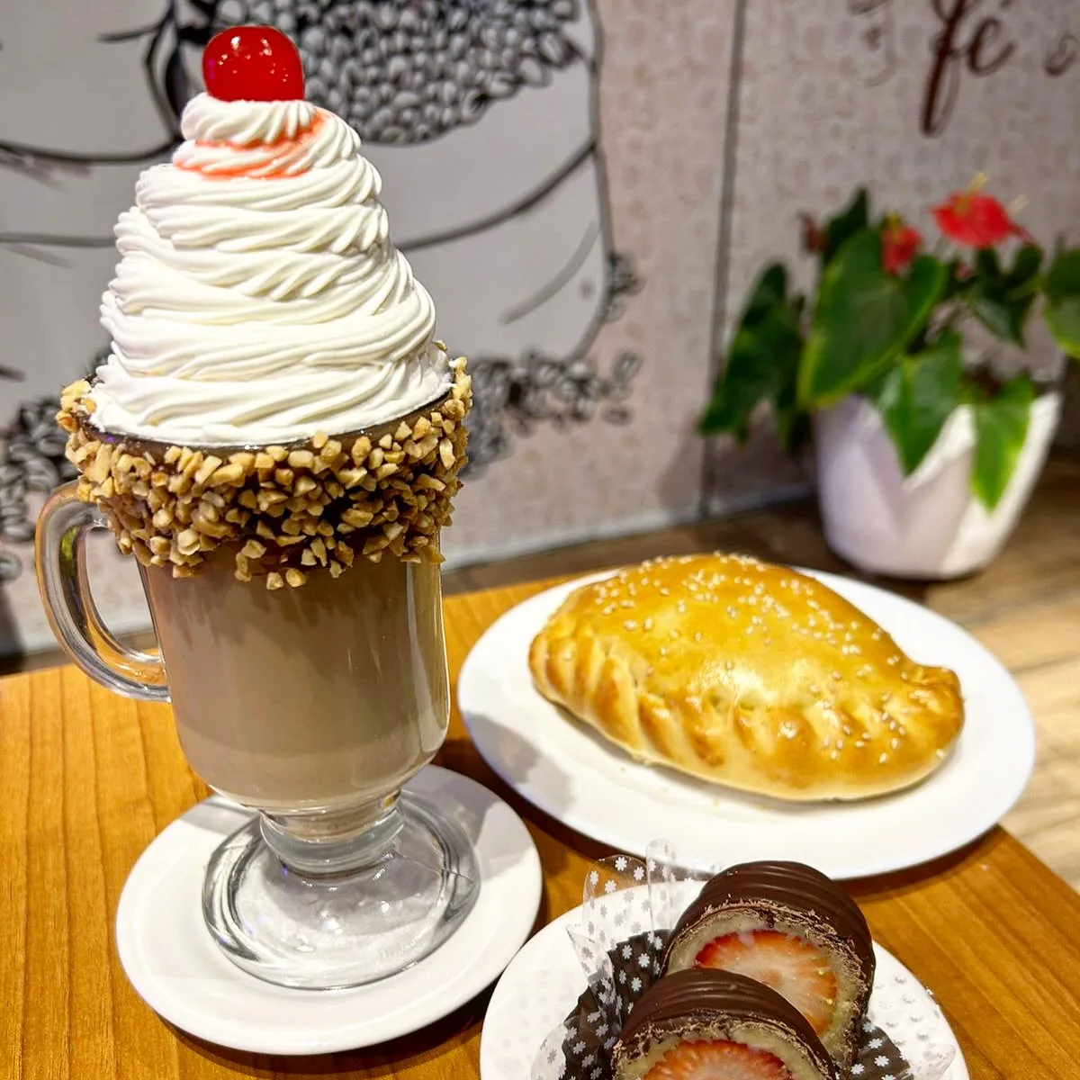 Cappuccino com chantilly, pastel e doces da Damae